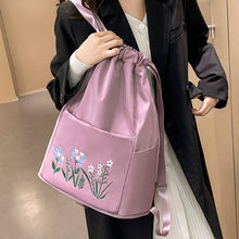 Indlæs billede til gallerivisning Broderet skuldertaske med lomme med snøre