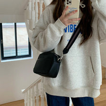 Indlæs billede til gallerivisning Lille firkantet læder skuldertaske