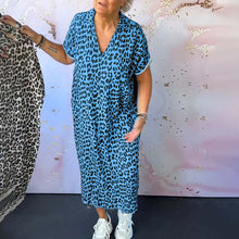 Indlæs billede til gallerivisning Kortærmet leopardprintet kjole med V-hals