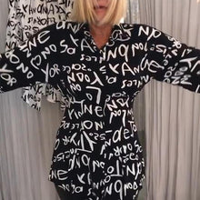 Indlæs billede til gallerivisning Afslappet top med revers med bogstavtryk