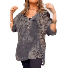 Indlæs billede til gallerivisning Forudsalg af lang skjorte med leopardprint