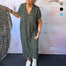 Indlæs billede til gallerivisning Kortærmet leopardprintet kjole med V-hals