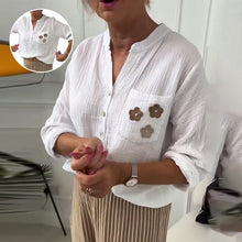 Indlæs billede til gallerivisning Avslappnad blus med blommigt tryck med ficka och lång ärm