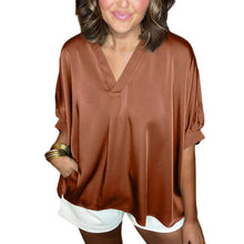 Indlæs billede til gallerivisning Kortærmet top med V-hals i silke
