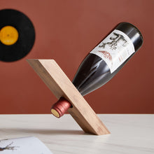 Indlæs billede til gallerivisning Magisk vinflaskeholder i massivt træ