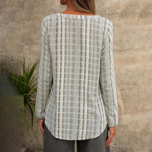 Indlæs billede til gallerivisning Stribet langærmet bluse med V-udskæring