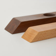 Indlæs billede til gallerivisning Magisk vinflaskeholder i massivt træ