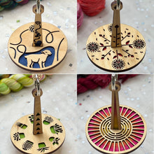 Indlæs billede til gallerivisning Garnnøgleholder i træ med håndledsstrop