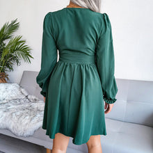 Indlæs billede til gallerivisning Plisseret kjole af chiffon i taljen med snæver talje