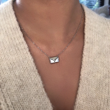 Indlæs billede til gallerivisning Metal konvolut halskæde