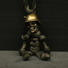 Indlæs billede til gallerivisning Soldaterskelet paracord nøglering