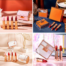 Indlæs billede til gallerivisning Fløjlsmat læbestiftsæt med glamourøs kædetaske