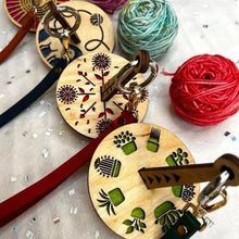 Indlæs billede til gallerivisning Garnnøgleholder i træ med håndledsstrop