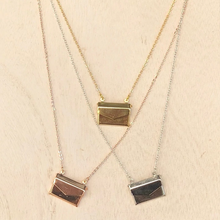 Indlæs billede til gallerivisning Metal konvolut halskæde
