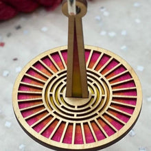 Indlæs billede til gallerivisning Garnnøgleholder i træ med håndledsstrop