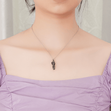 Indlæs billede til gallerivisning Heldigvis ejer dig - Knus halskæde