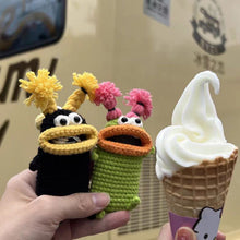 Indlæs billede til gallerivisning Kreativt håndstrikket nøgleetui med træksnor