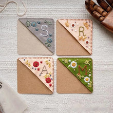 Indlæs billede til gallerivisning Håndbroderet hjørnebogmærke