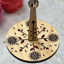 Indlæs billede til gallerivisning Garnnøgleholder i træ med håndledsstrop