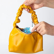 Indlæs billede til gallerivisning Praktisk pilleudstikker med opbevaringsrum