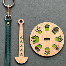 Indlæs billede til gallerivisning Garnnøgleholder i træ med håndledsstrop