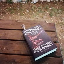 Indlæs billede til gallerivisning Bogmærke i skræmmende hånd-motiv Halloweendekoration