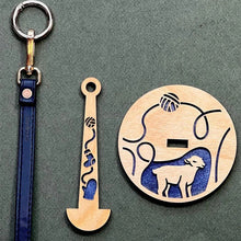 Indlæs billede til gallerivisning Garnnøgleholder i træ med håndledsstrop