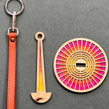 Indlæs billede til gallerivisning Garnnøgleholder i træ med håndledsstrop