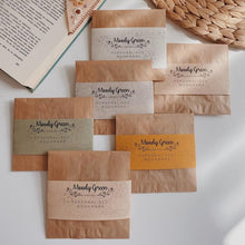 Indlæs billede til gallerivisning Håndbroderet hjørnebogmærke