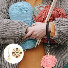 Indlæs billede til gallerivisning Garnnøgleholder i træ med håndledsstrop