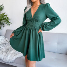 Indlæs billede til gallerivisning Plisseret kjole af chiffon i taljen med snæver talje
