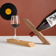 Indlæs billede til gallerivisning Magisk vinflaskeholder i massivt træ
