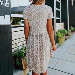 Kjole med rund hals med leopardprint