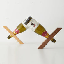 Indlæs billede til gallerivisning Magisk vinflaskeholder i massivt træ
