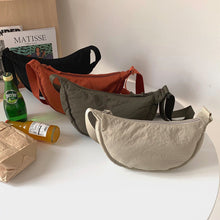 Indlæs billede til gallerivisning Halvmåneformet crossbodytaske
