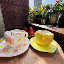 Indlæs billede til gallerivisning Handpainted Flower Ceramic Mug
