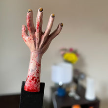 Indlæs billede til gallerivisning Bogmærke i skræmmende hånd-motiv Halloweendekoration
