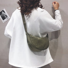 Indlæs billede til gallerivisning Halvmåneformet crossbodytaske
