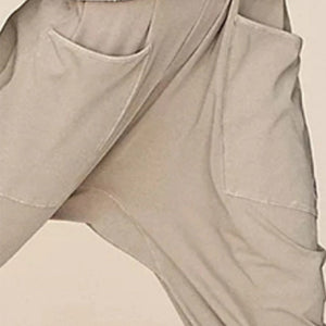 Ensfarvet Jumpsuit med V-hals og store lommer