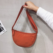 Indlæs billede til gallerivisning Halvmåneformet crossbodytaske
