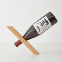 Indlæs billede til gallerivisning Magisk vinflaskeholder i massivt træ
